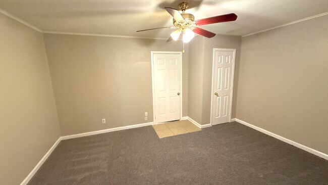 Foto del edificio - 835 Candace Dr