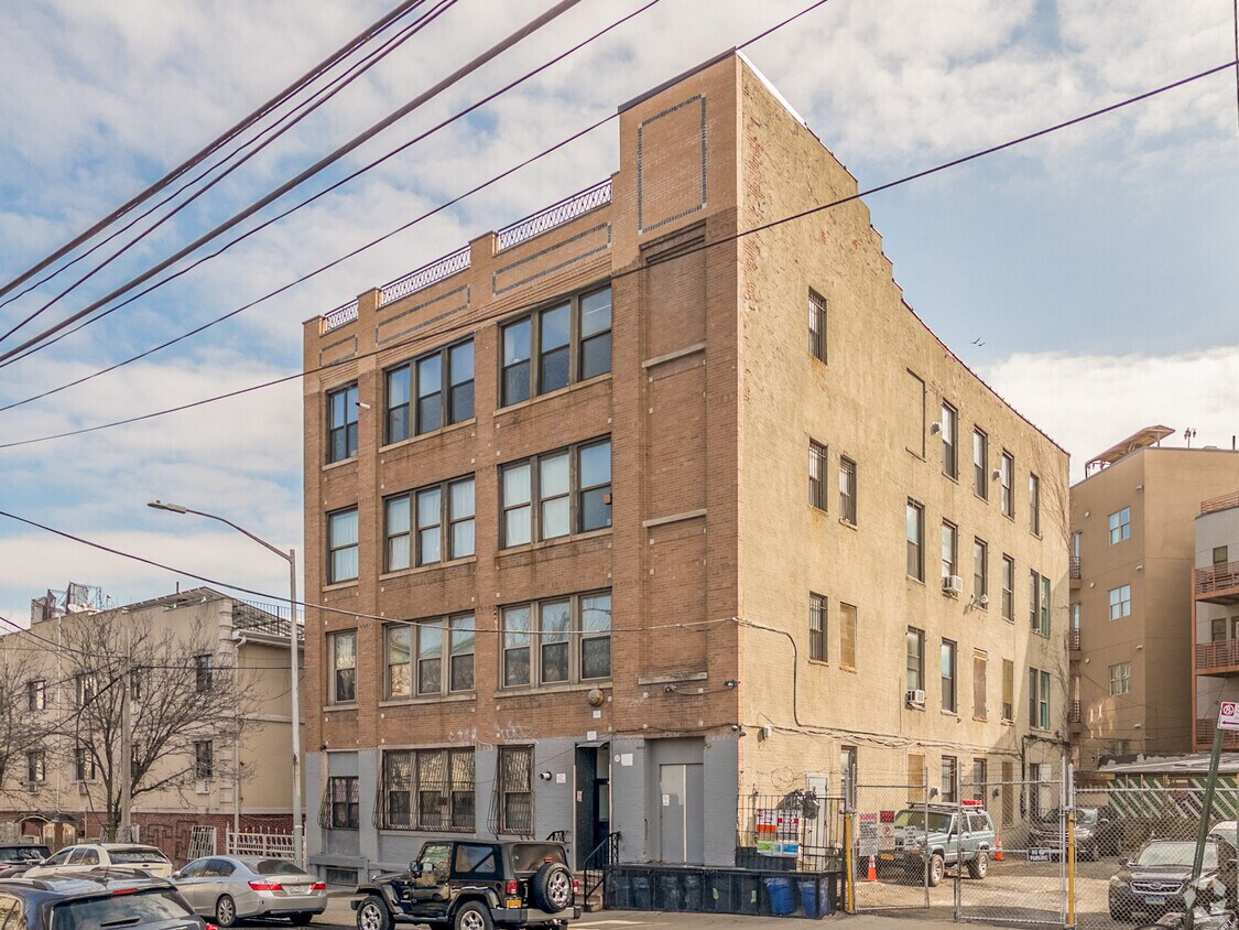 Primary Photo - 142 Stockholm St