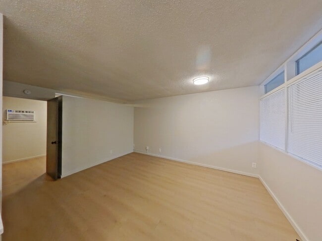 Foto del edificio - University Manor - Newly Renovated Units just a short walk from Campus!