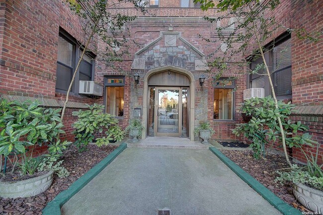 Foto del edificio - 167-10 Crocheron Ave