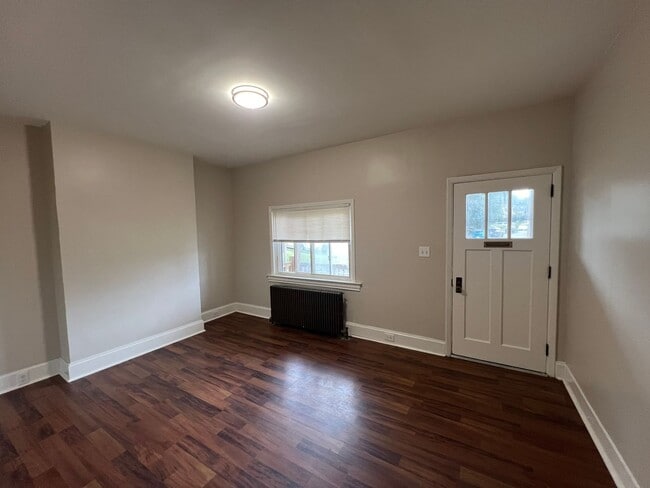 Building Photo - HUGE 3-Bedroom home in Bellevue!