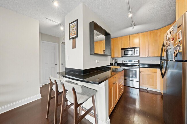 Building Photo - 450 W Briar Pl