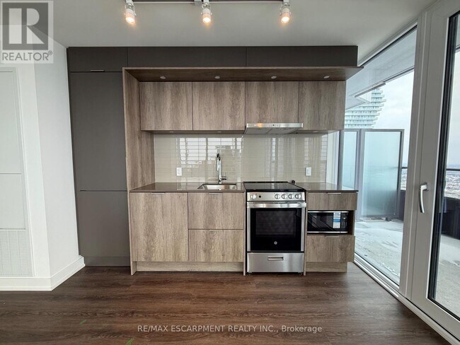 Photo du bâtiment - 448 Burnhamthorpe Rd W