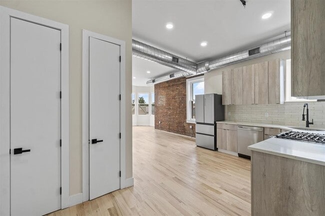 Building Photo - 21 W 20TH St