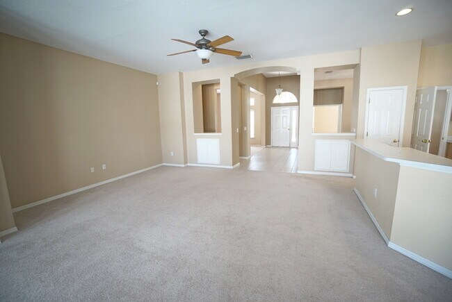 Foto del edificio - 4-Bed, 3-Bath, 3-Car Garage Pool Home in R...