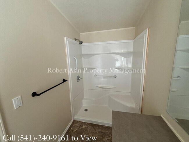 Foto del edificio - 3424 NE Riverside Ave