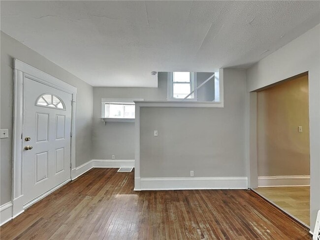 Foto del edificio - 4042 Clinton Ave