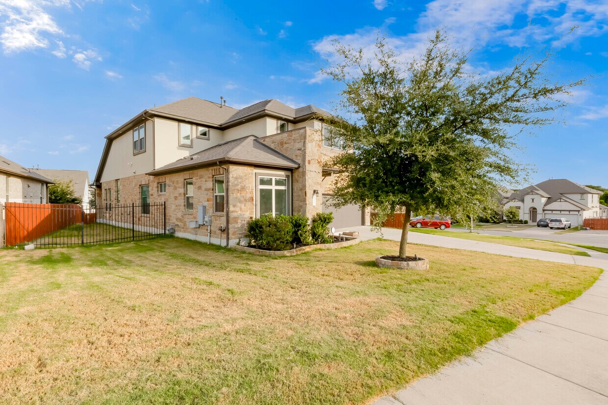 Building Photo - 726 Kingston Pl
