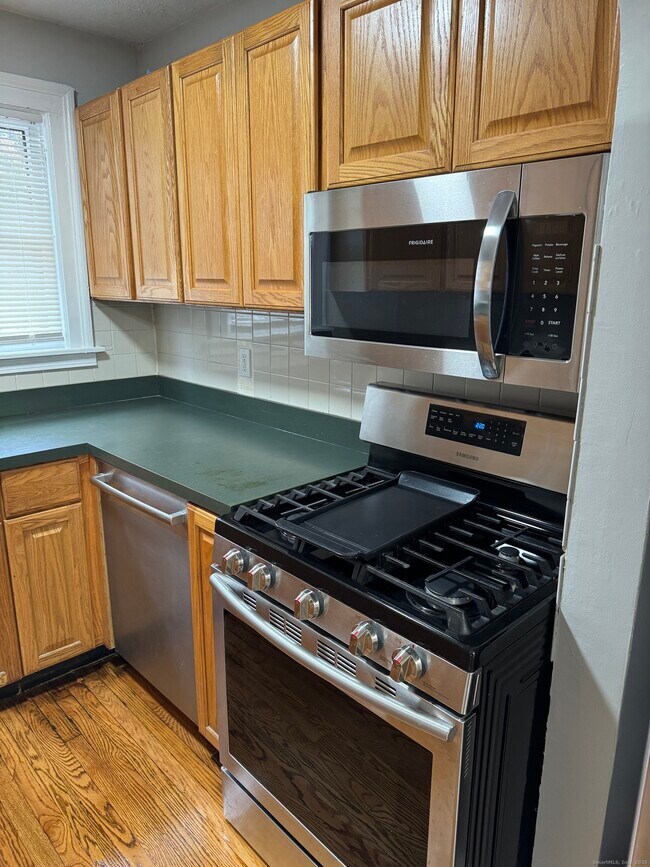 Foto del edificio - 114 Kneeland Rd