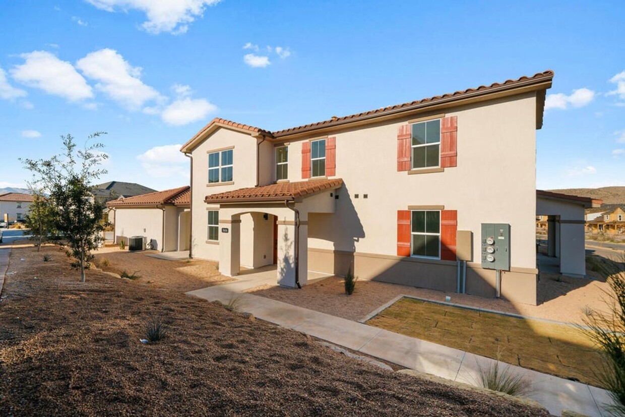 Foto principal - Desert Color Townhome!