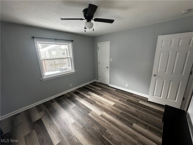 Building Photo - 673 Tallkron Dr