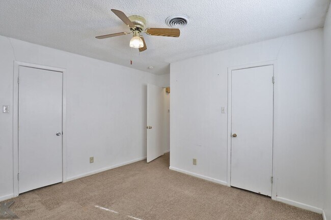 Building Photo - 3/2/2 on Salinas! Jackson, Madison, Cooper...