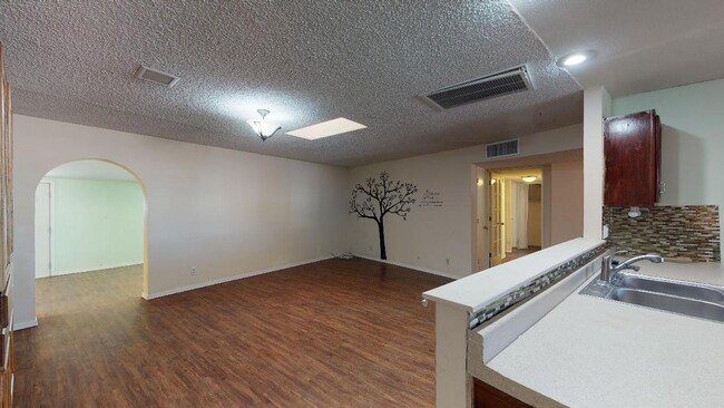 Building Photo - 3233 N El Tovar Ave