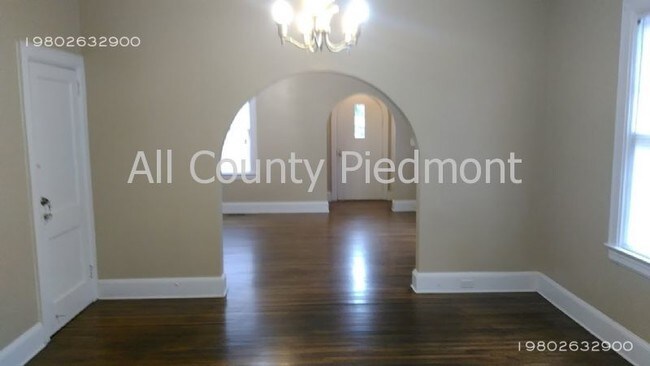 Building Photo - 412 Walnut Avenue