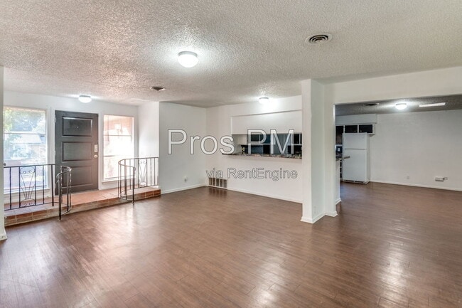 Building Photo - 2101 Bradford Dr