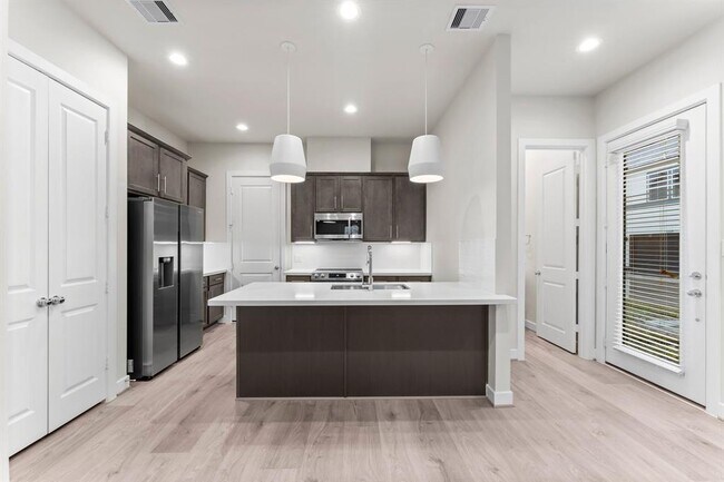 Foto del edificio - 5905 Haring Ln