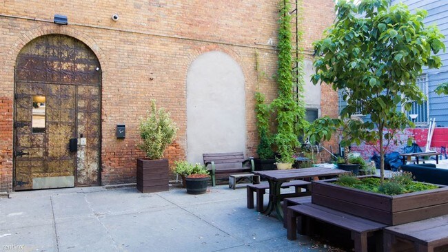 Building Photo - 3 br, 1 bath Apartment - 27 Arion Pl Apt 110