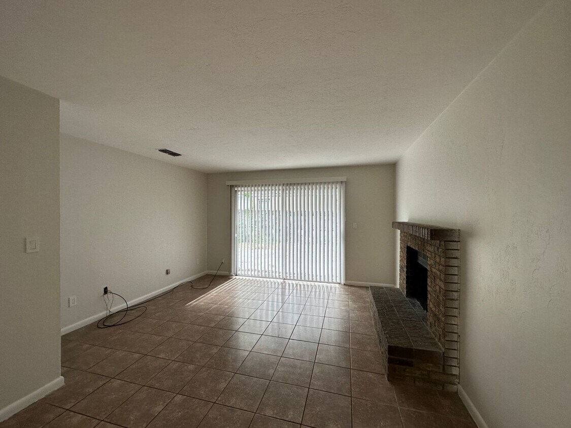 Primary Photo - 2 Bed/1 Bath recently updated unit in SW G...