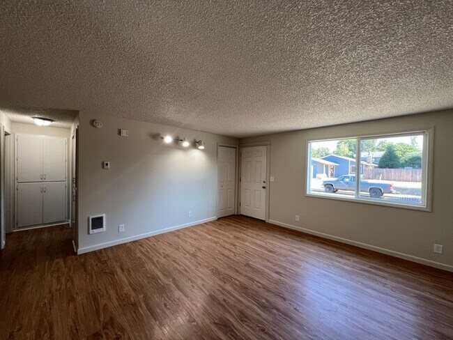 Foto del edificio - Beautifully Landscaped Two Bedroom