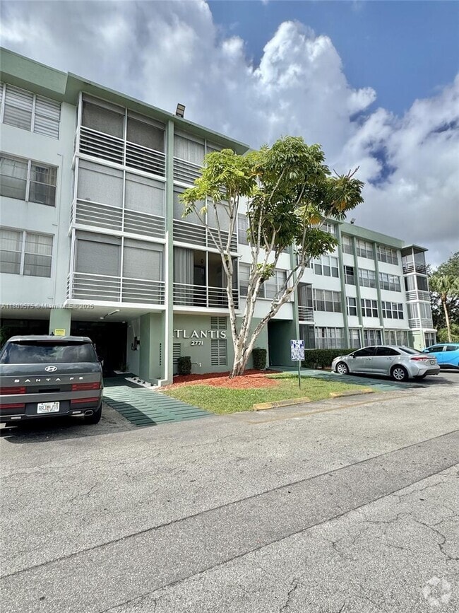 Building Photo - 2771 Taft St