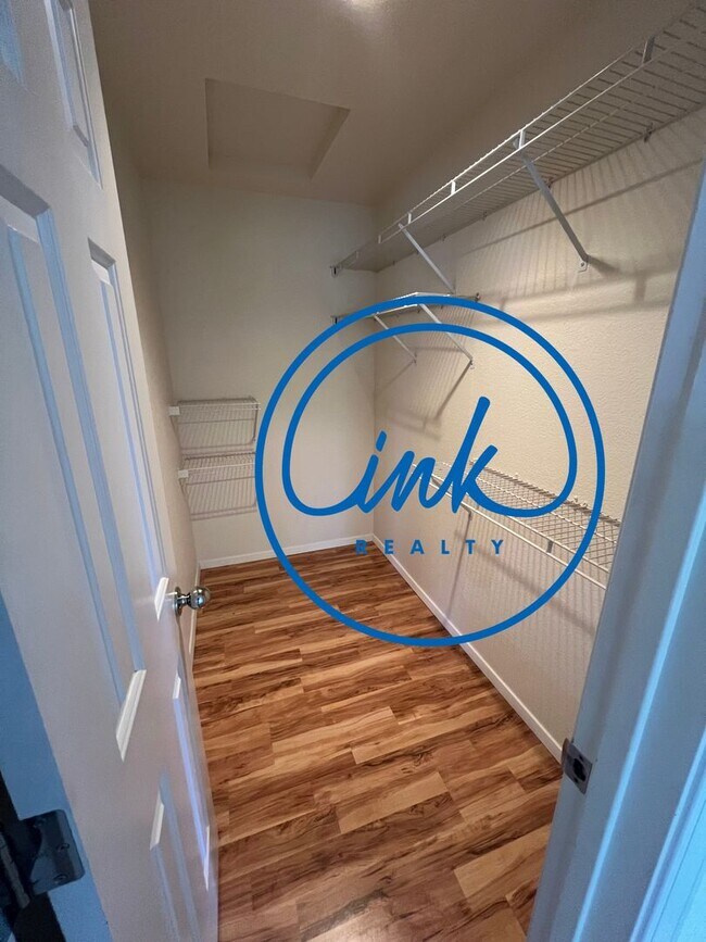 Building Photo - Cute Townhouse for Rent