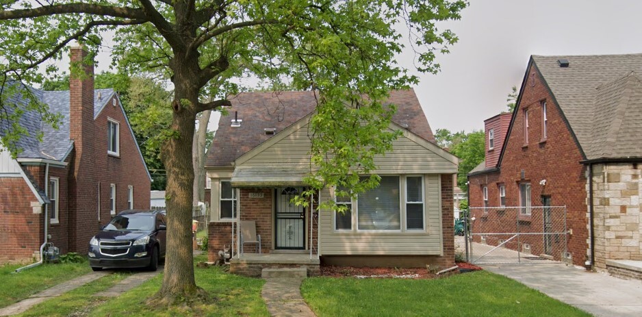 Outside - 16133 Biltmore St