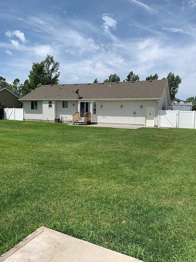 1201 Newgate Dr, Ammon, ID 83406 House for Rent in Ammon, ID