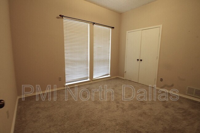 Building Photo - 1027 Ridgeview Cir
