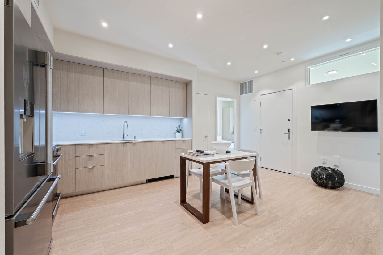 Foto principal - 5851 W 88th St
