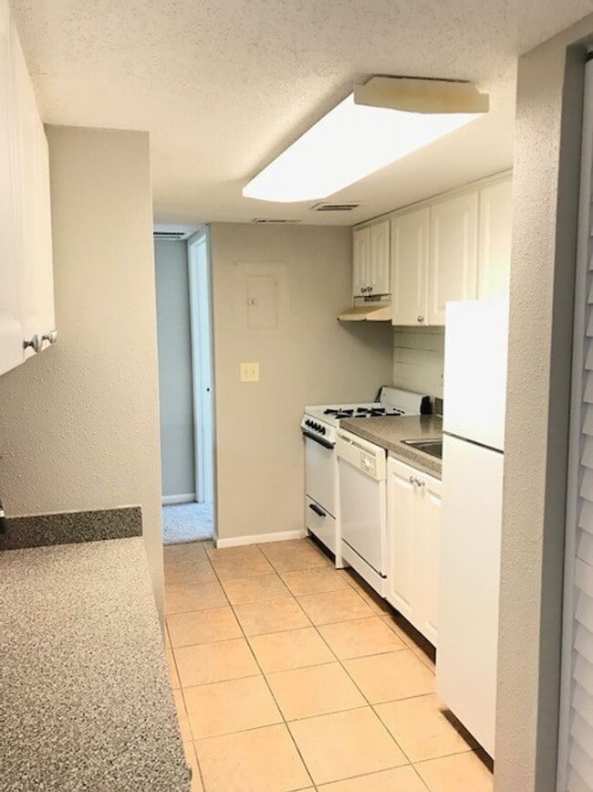 Building Photo - Cozy 2 bed/ 2 bath Condo for Rent at Water...