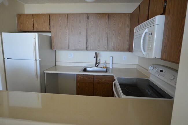 Foto del edificio - Pearl Regency Condo - 1 bedroom, 1 bath, 1 parking Avail 11/1/2021