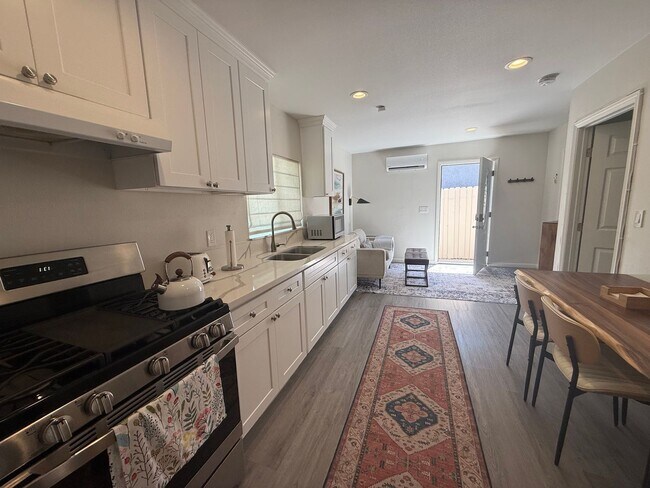 Foto del edificio - 1 bed, 1 bath ADU with private yard and laundry