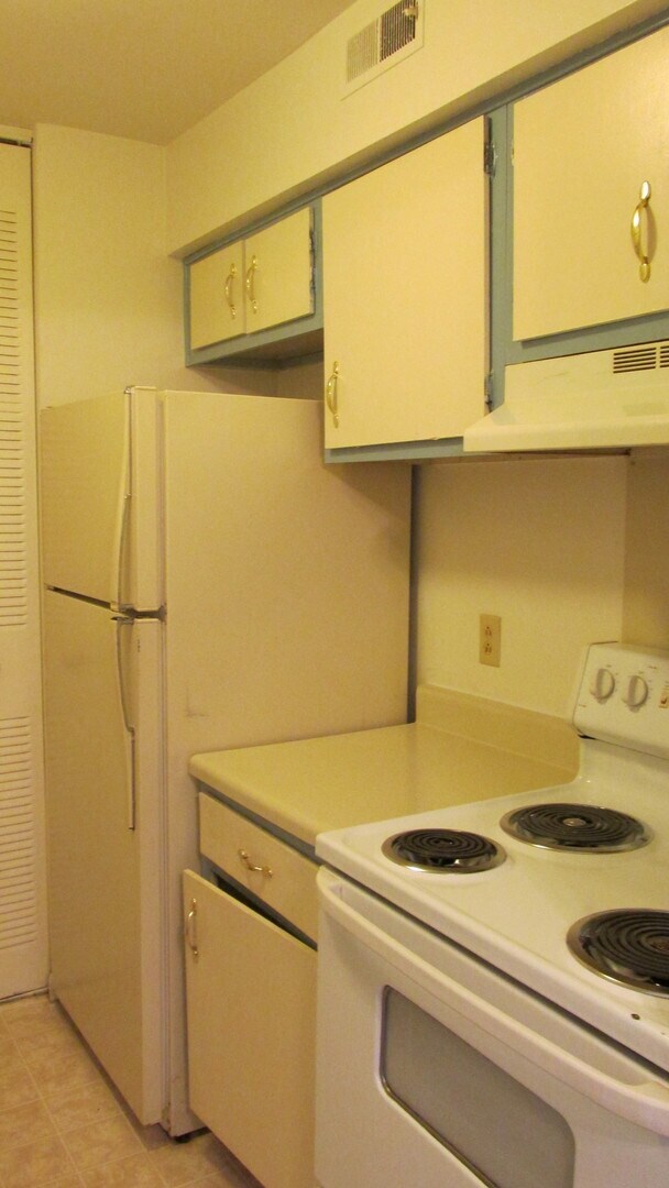 Building Photo - 2 bedroom 2 bath Condo Available for Rent ...