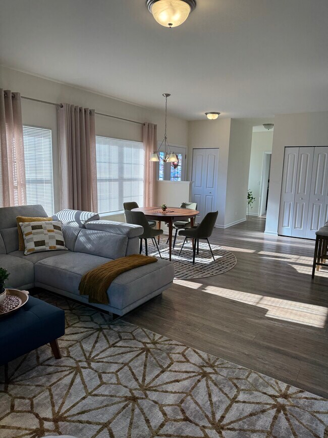 Sala de estar y comedor - 938 Lexington St