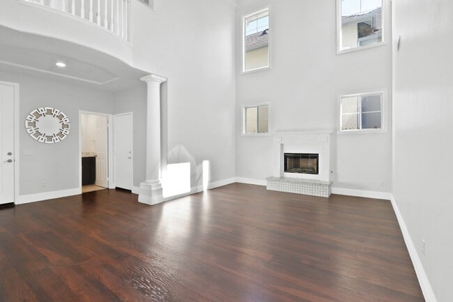 Building Photo - Spacious 3 Bedroom 3 Bath Available Now!