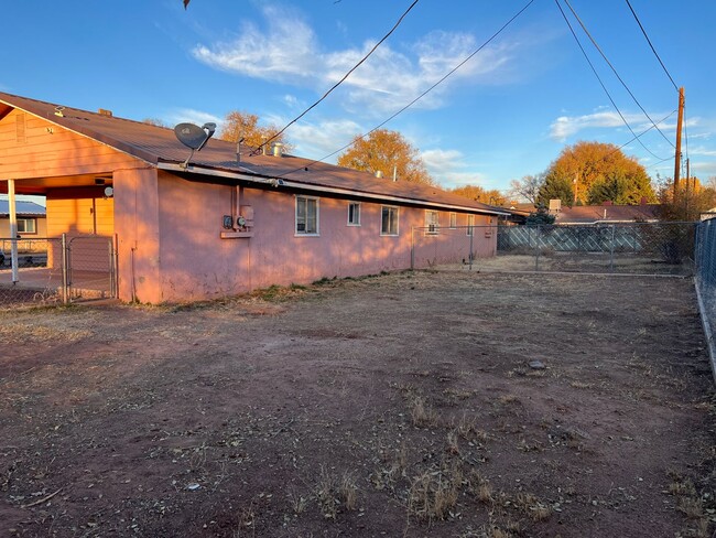 Building Photo - 2bed/1 bath duplex unit