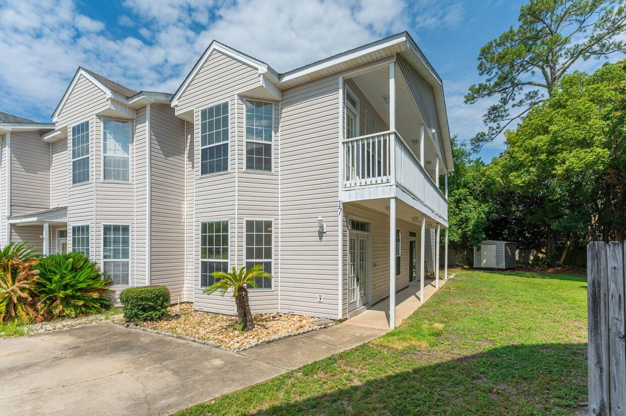 Primary Photo - 17 Chatelaine Cir SE