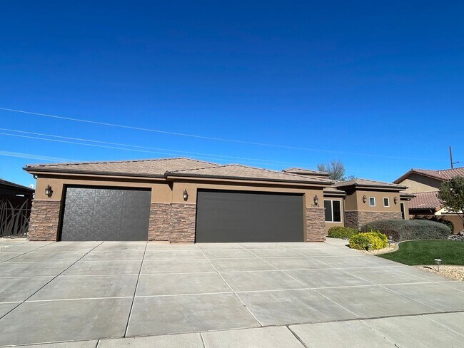 Foto del edificio - Beautiful Bridal Gate Estates - FIVE CAR GARAGE!!