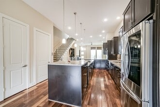 Building Photo - 5425A Hidalgo St