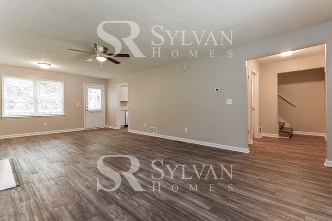 Building Photo - This cute home is ready for your personal ...