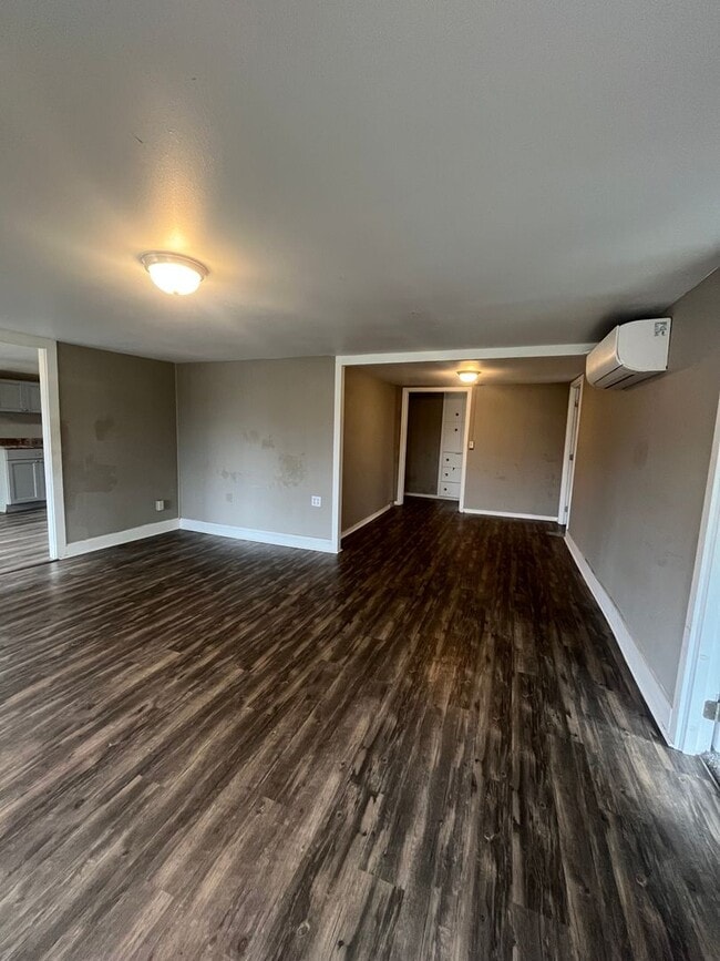 Building Photo - 4-Bedroom 1 1/2-Bath home in Junction City