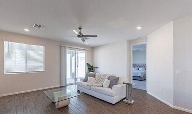 Foto del edificio - 24606 W Whyman Ave