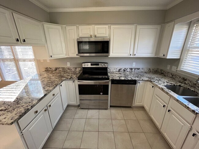 Building Photo - Convenient 3BD, 2.5BA Raleigh Townhome wit...