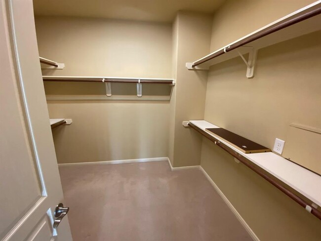 Foto del edificio - 4526 Brant Crossing Dr