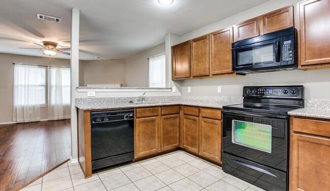 Foto del edificio - Spacious 3-2-2 on a corner lot in Fort Worth!