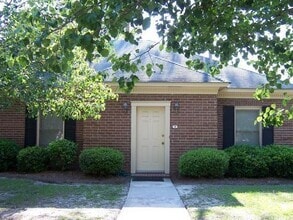 Building Photo - 6 Somerset Townhouse