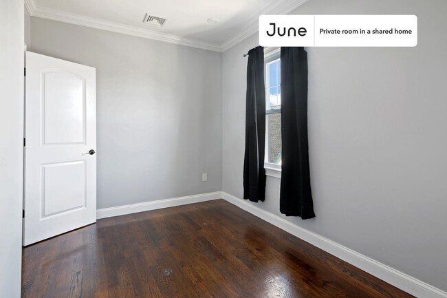 Foto del edificio - Private bedroom in 4 bed/1.5 bath Home