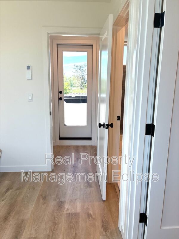 Foto del edificio - 2925 39th Ave SW