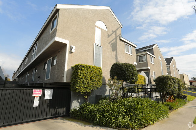 Building Photo - Larch Townhomes