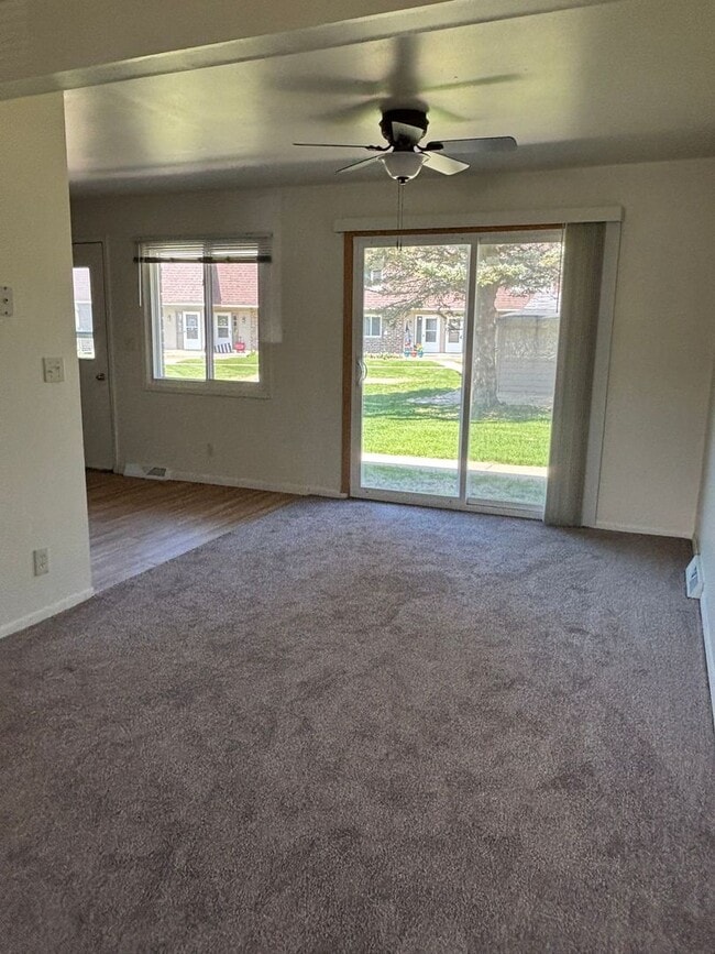 Building Photo - 3 Bedroom 2 1/2 Bath Townhome